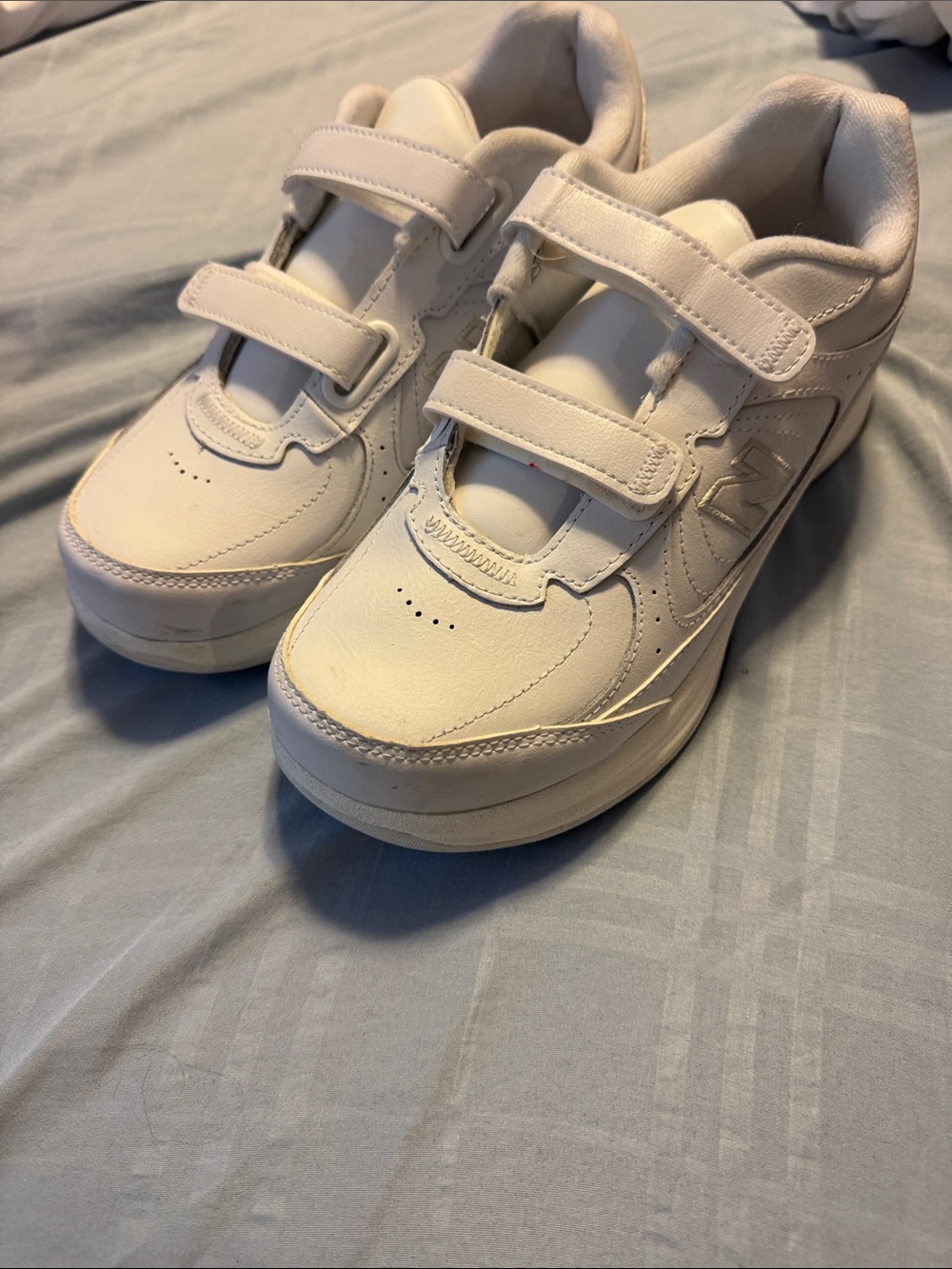 Women’s 8 D New Balance hook and loop 577 white